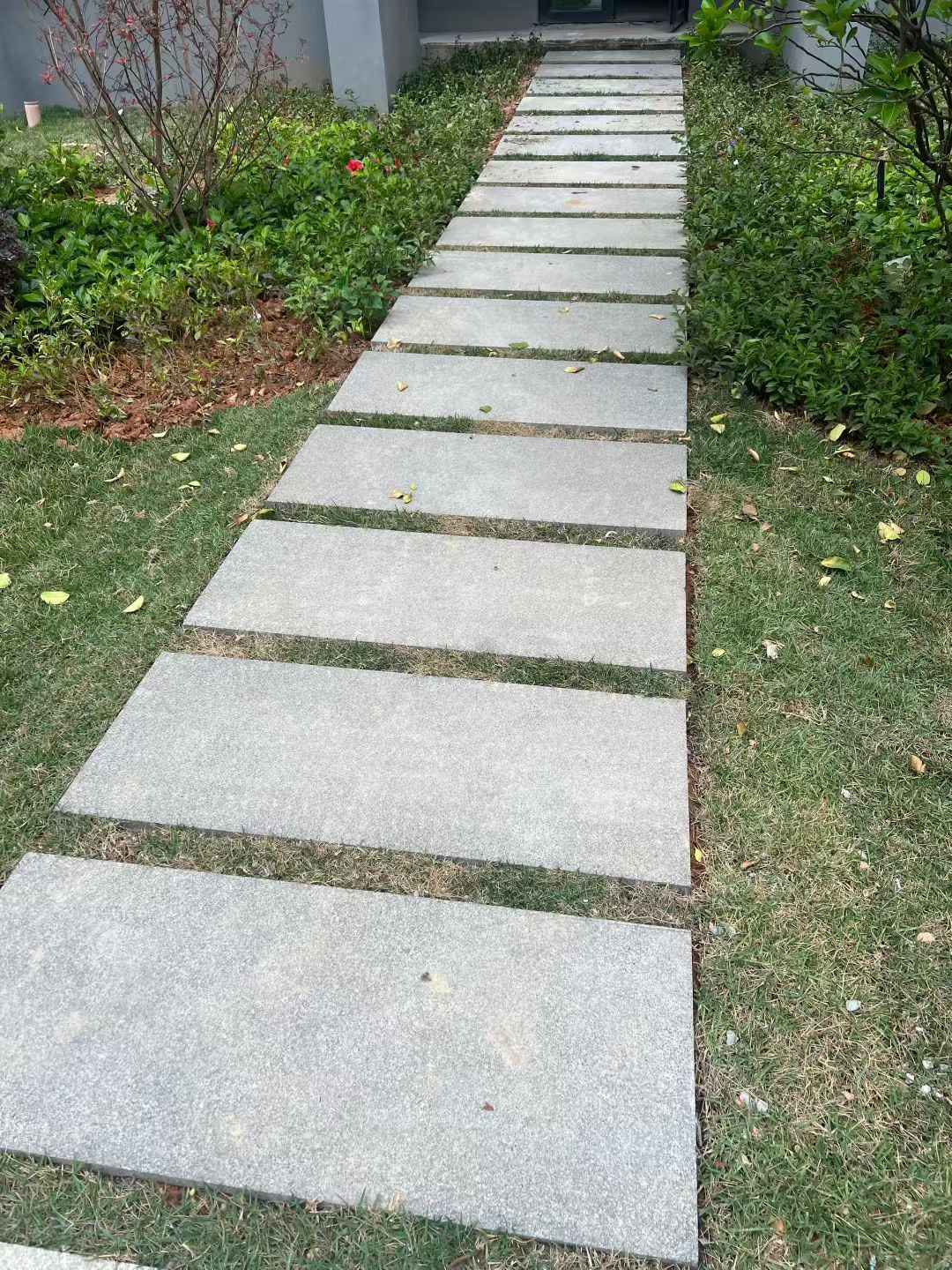 鞍山 芝麻黑小区踏步、汀步石铺装效果