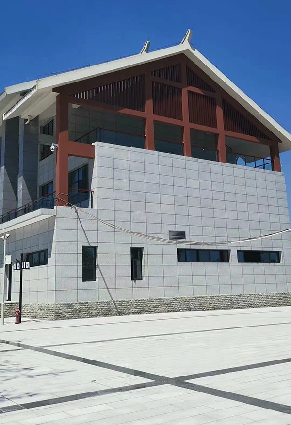 鞍山芝麻灰花岗岩在景区地面及墙壁的应用