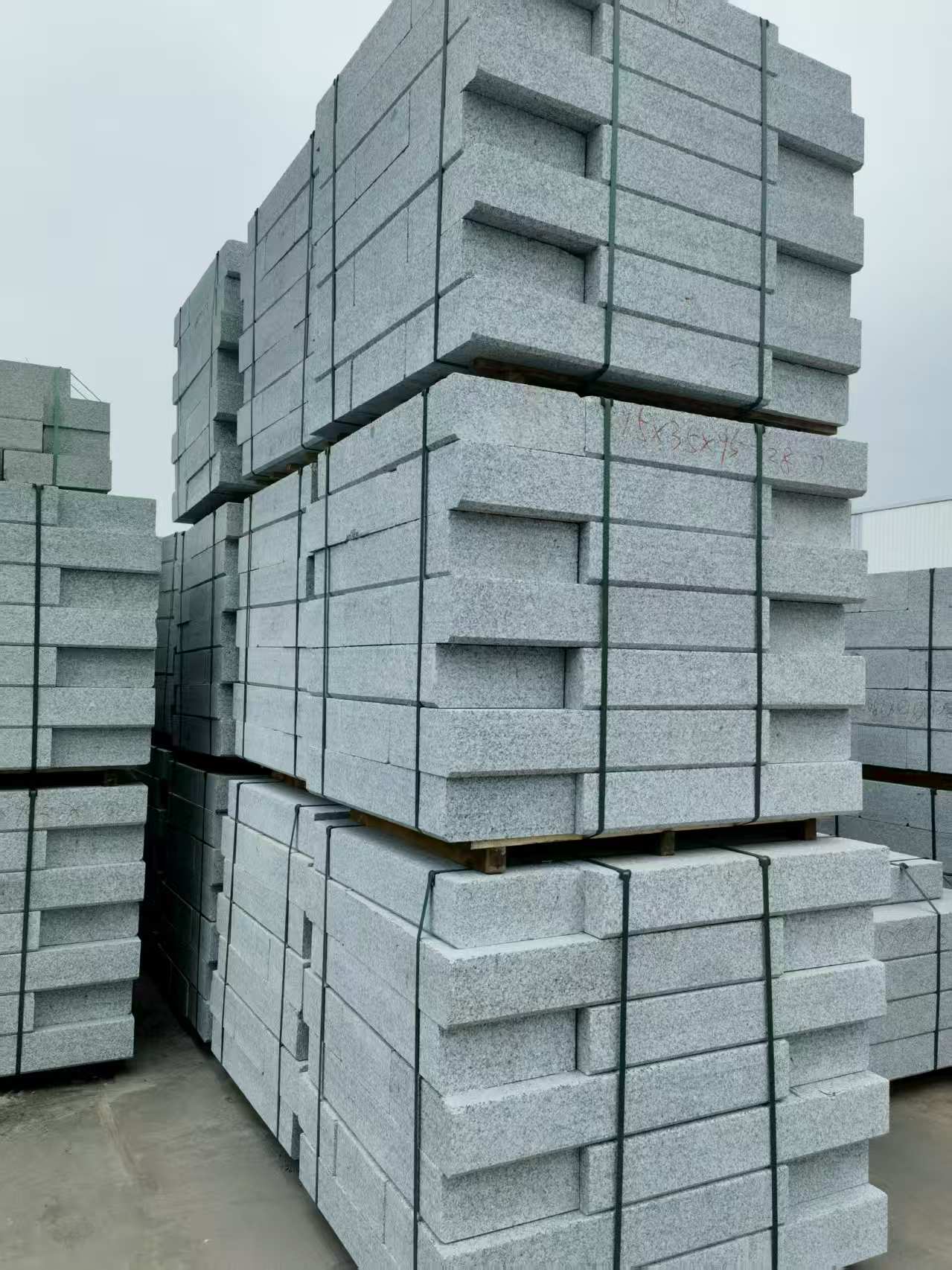 鞍山 路沿石，板板正正的路沿石