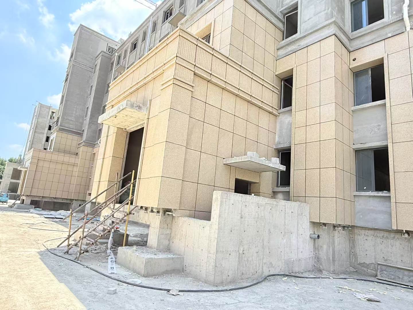 鞍山 黄金麻干挂，工地实拍