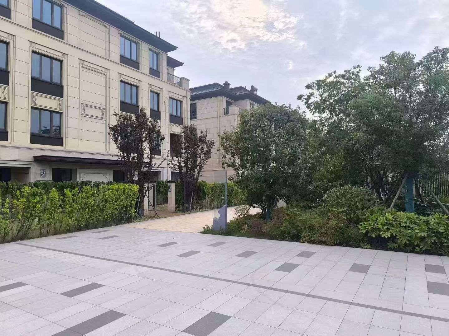 鞍山 芝麻白与芝麻白搭配铺装，尺寸1200*600